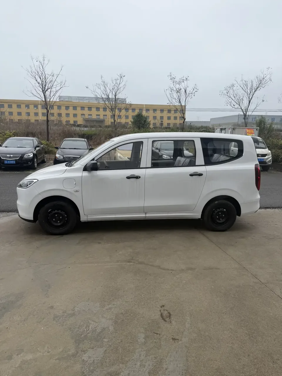 Wuling Hongguang pure electric version Wuling Hongguang pure electric version 2024 300KM Standard 2026 — миниатюра 4