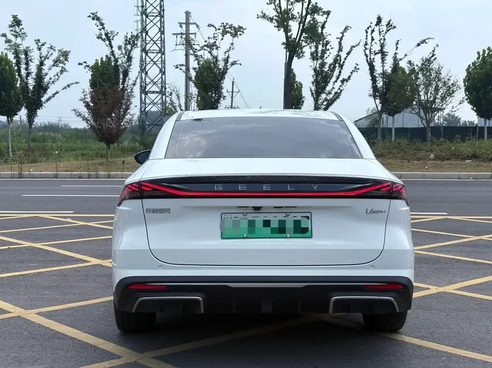Geely Galaxy L6 Galaxy L6 2025 1.5 EM-i DHT 140KM Long-distance Version 2025 — thumbnail 2