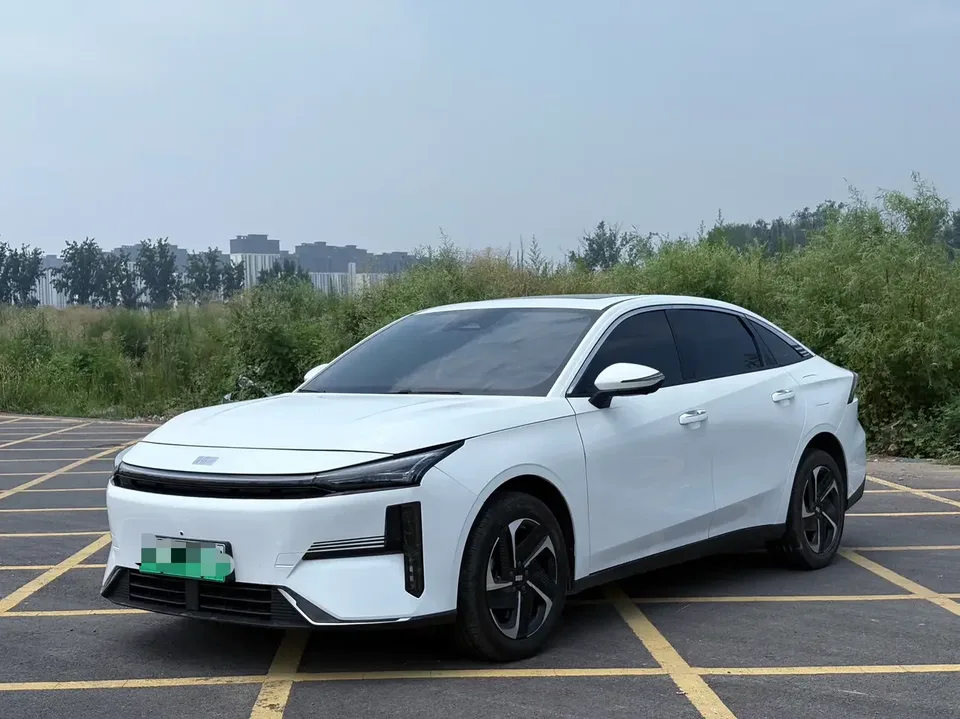 Geely Galaxy L6 Galaxy L6 2025 1.5 EM-i DHT 140KM Long-distance Version 2025 — photo 1, buy with delivery to Moscow