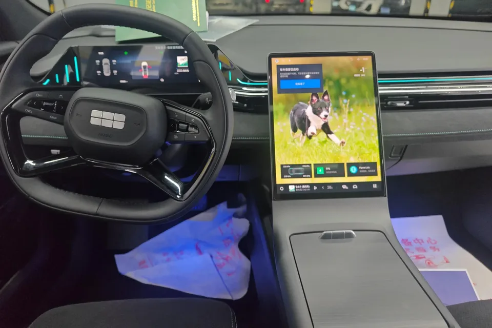 Geely Galaxy L6 Galaxy L6 2024 Creative Edition 1.5T DHT 125km 2024 — thumbnail 4