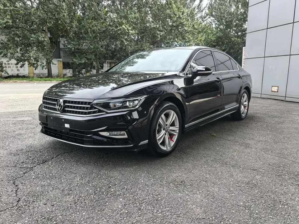 Volkswagen Magotan Magotan 2023 2 millionth anniversary edition 280TSI DSG leading model 2025 — photo 1, buy with delivery to Moscow