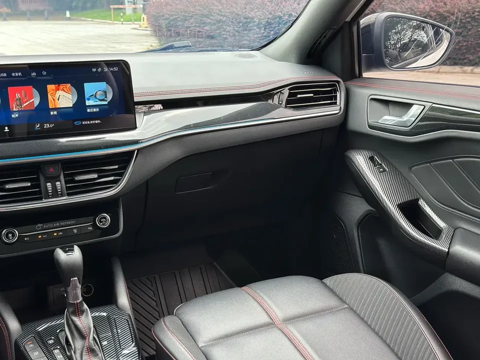 Ford Focus fox 2022 Sedan EcoBoost 180 Automatic ST Line 2022 — thumbnail 4