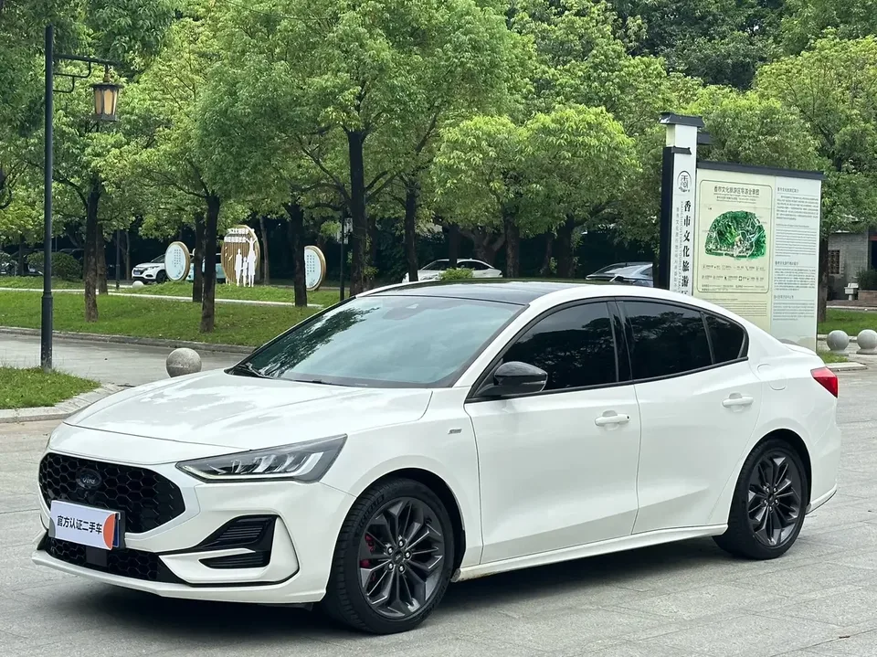 Ford Focus fox 2022 Sedan EcoBoost 180 Automatic ST Line 2022 — photo 1, buy with delivery to Moscow