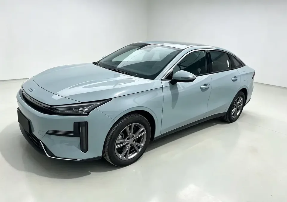 Geely Galaxy L6 Galaxy L6 2025 1.5 EM-i DHT 140KM Long-distance Version 2025 — photo 1, buy with delivery to Moscow