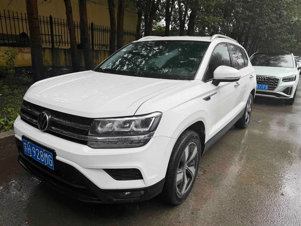 Volkswagen Tharu tuyue 2022 280TSI 2WD Deluxe Edition 2023 — photo 1, buy with delivery to Moscow