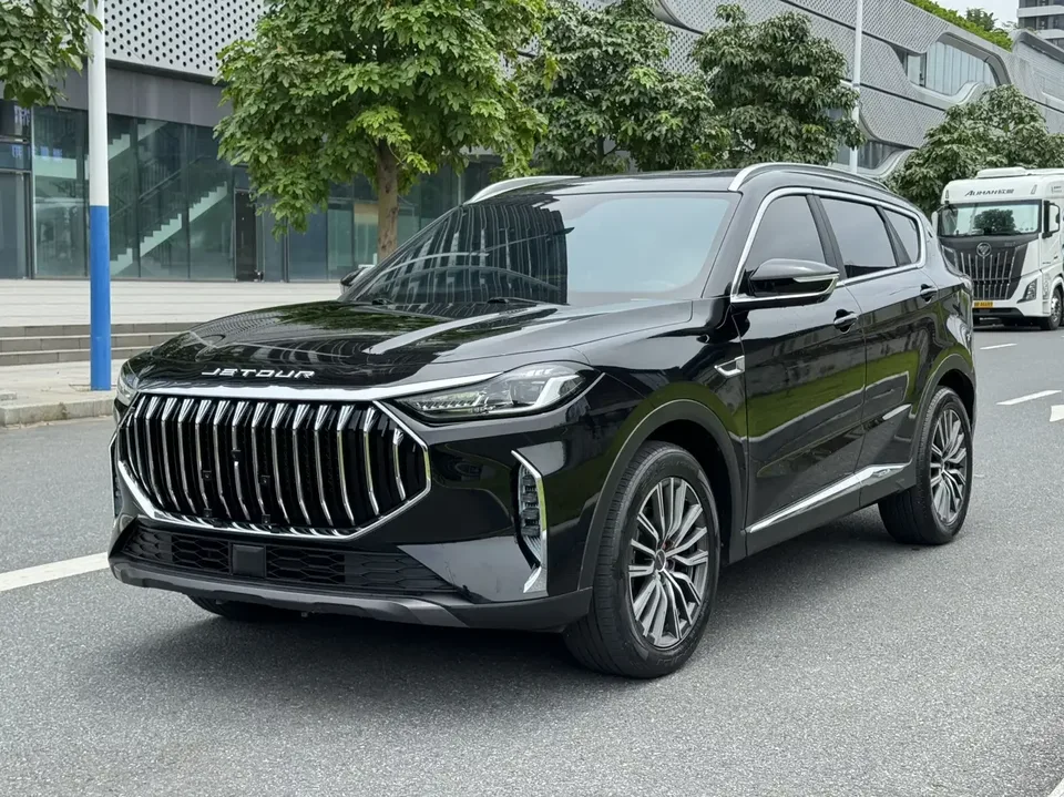 Jetour Jietu X70 PLUS Jietu X70 PLUS 2023 1.5T DCT Brave PLUS 7-seater 2023 — photo 1, buy with delivery to Moscow