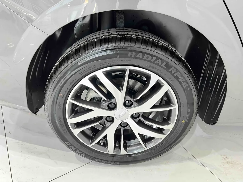 Geely Emgrand emgrand 2022 4th Generation 1.5L CVT Premium 2023 — thumbnail 3