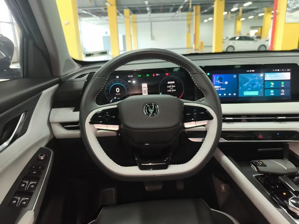 Changan CS75PLUS Changan CS75 PLUS 2023 The third generation 1.5T automatic premium model 2023 — thumbnail 4