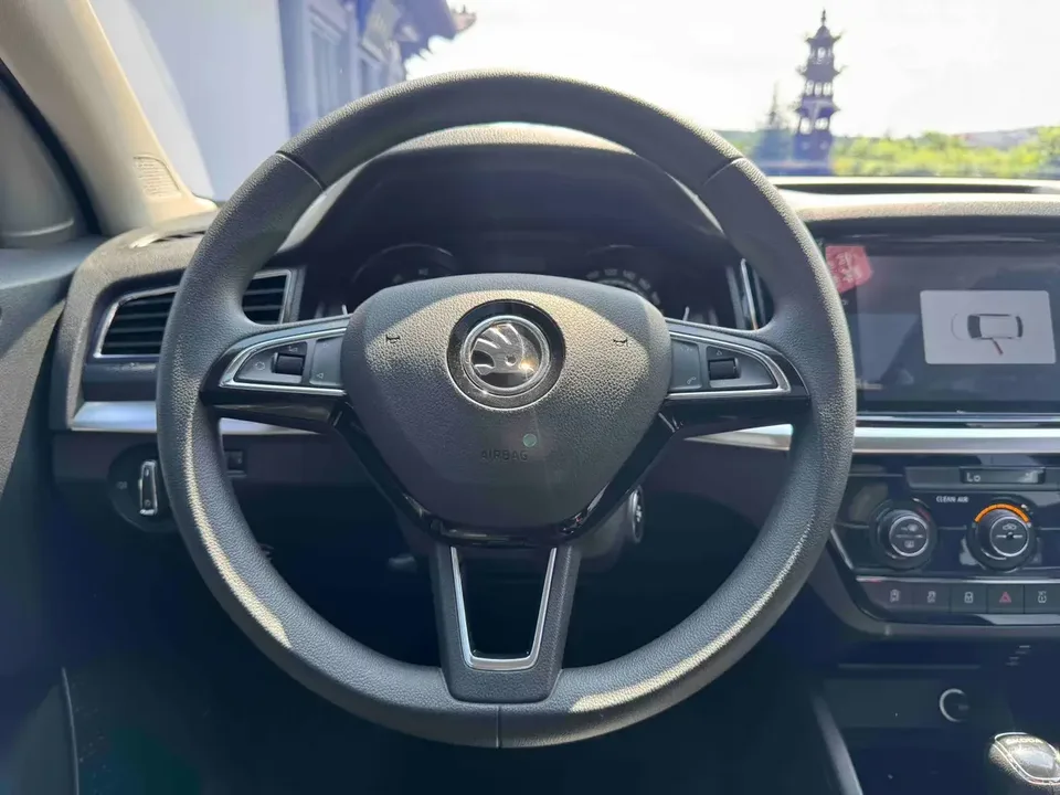 Skoda Comek Comek 2023 Modified 1.5L Automatic Comfort Edition 2023 — thumbnail 4