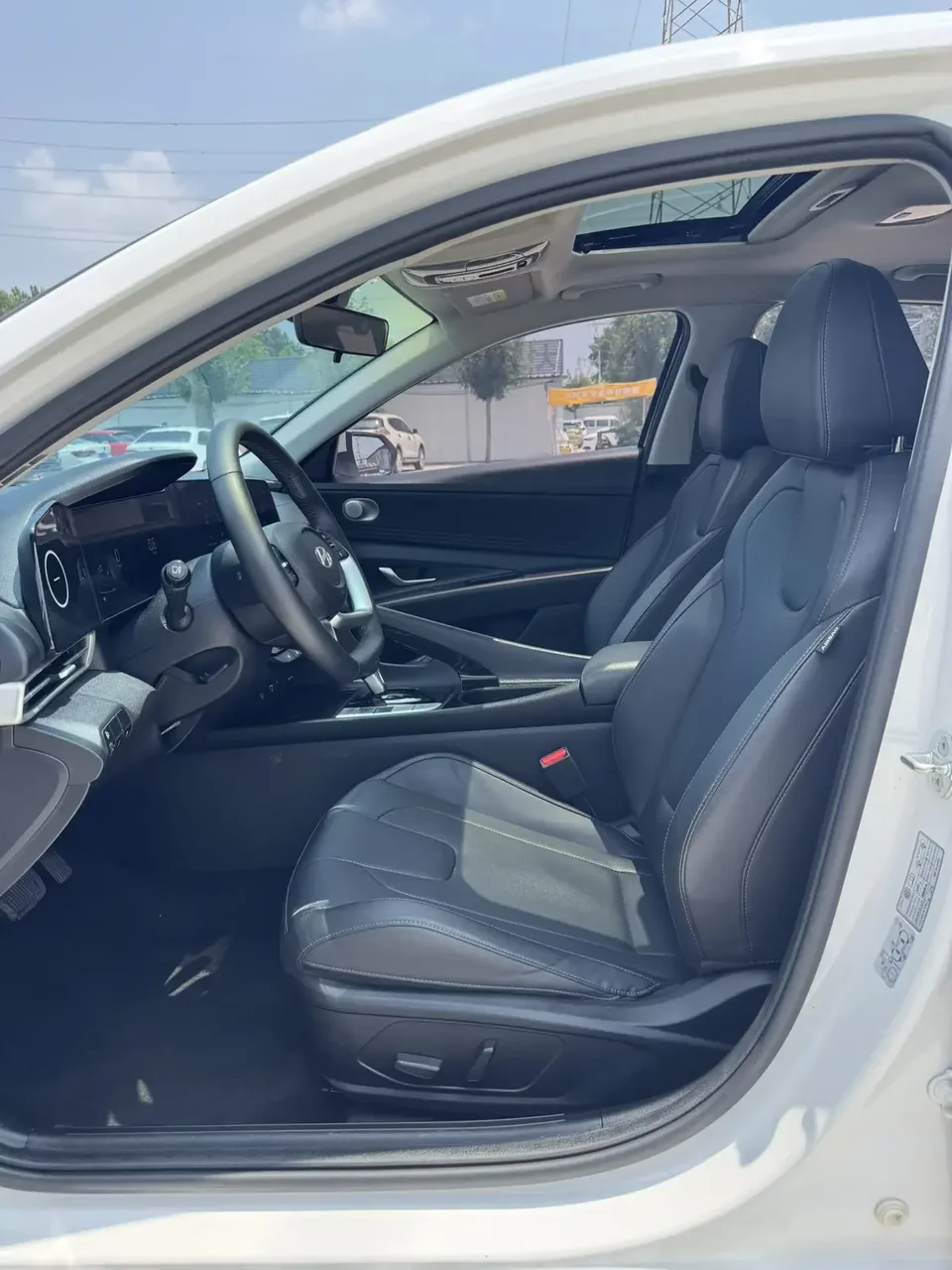 Hyundai Elantra Elantra 2023 1.5L CVT LUX Premium Edition 2023 — thumbnail 3