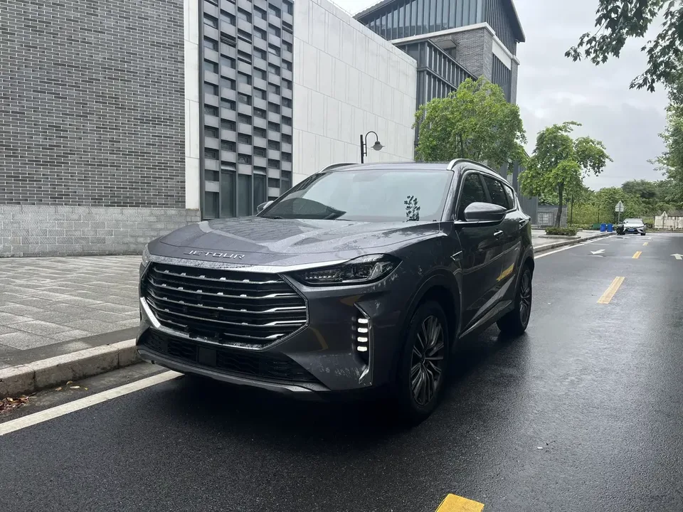 Jetour Jietu X70 PLUS Jietu X70 PLUS 2023 Ziqiang version 1.5T DCT Ziqiang PRO 7 seats 2023 — фото 1, купить с доставкой в Москву