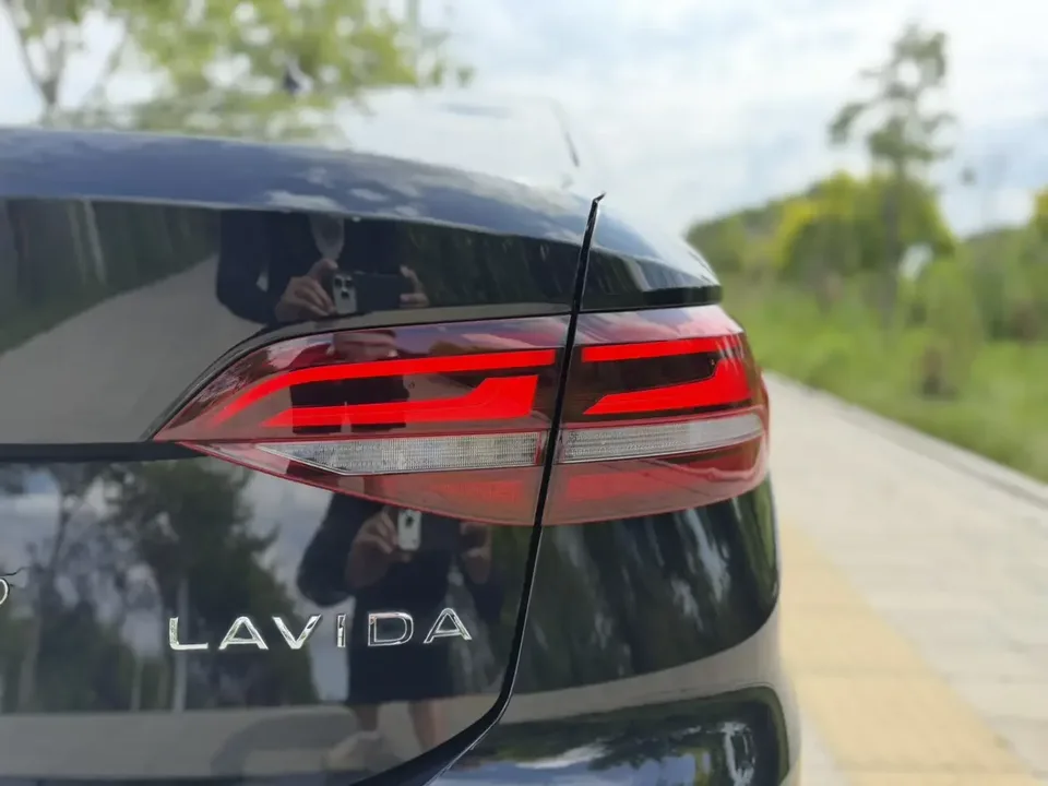Volkswagen Lavida Lavida 2023 1.5L Automatic Starry Sky 5 Million Edition 2023 — thumbnail 3