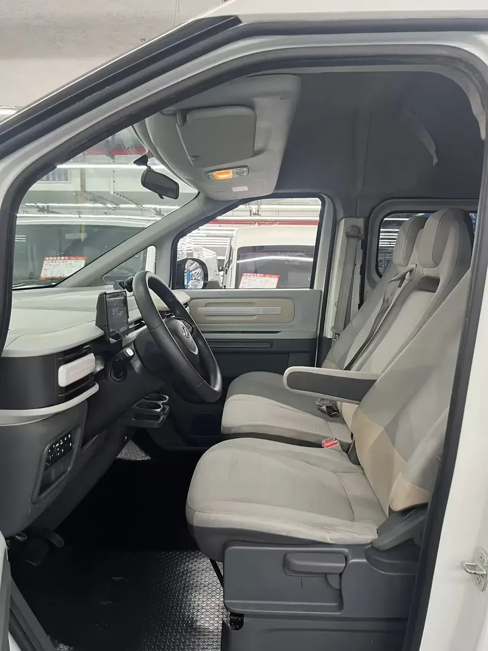 Datong Dana V1 Dana V1 2025 V1+ long wheelbase high roof multi-function version 62kWh 2025 — миниатюра 4