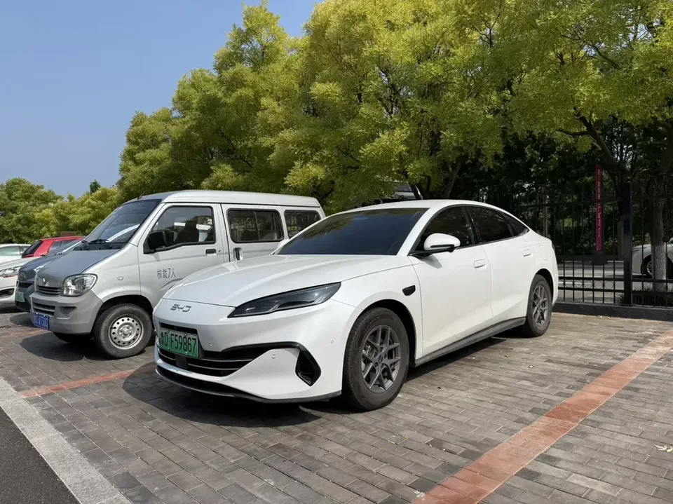 BYD Seal 06DM Seal 06DM 2025 DM-i 80KM Deluxe Smart Driving Edition 2025 — photo 1, buy with delivery to Moscow