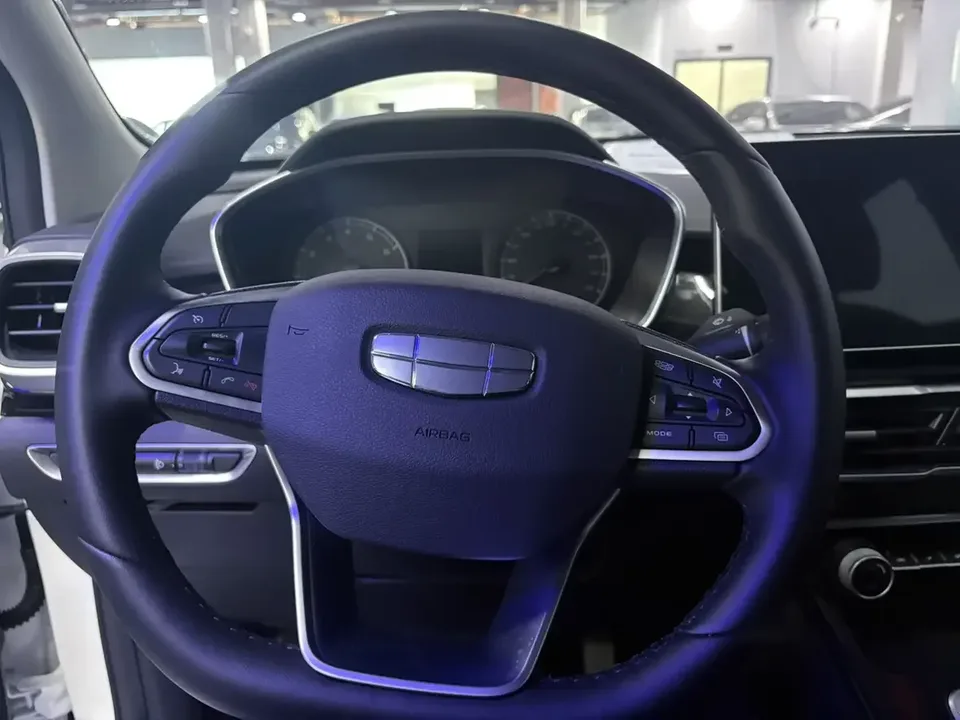 Geely Coolray SX11 Binyue 2025 1.5L CVT Super Edition 2025 — миниатюра 3