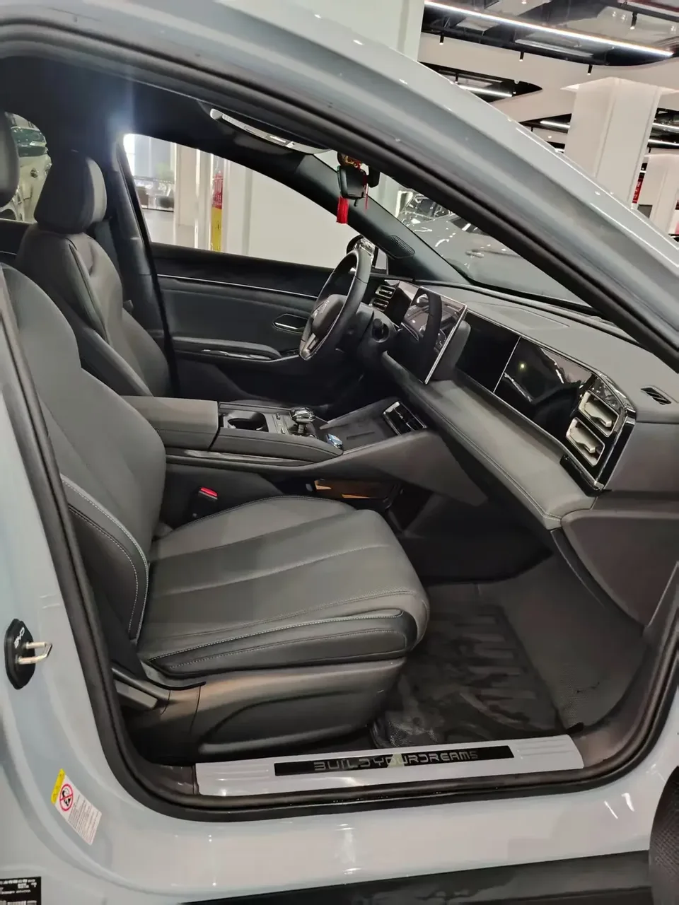 BYD Qin L DM Qin L DM 2025 Intelligent Driving Edition DM-i 80KM Leading Edition 2025 — миниатюра 3