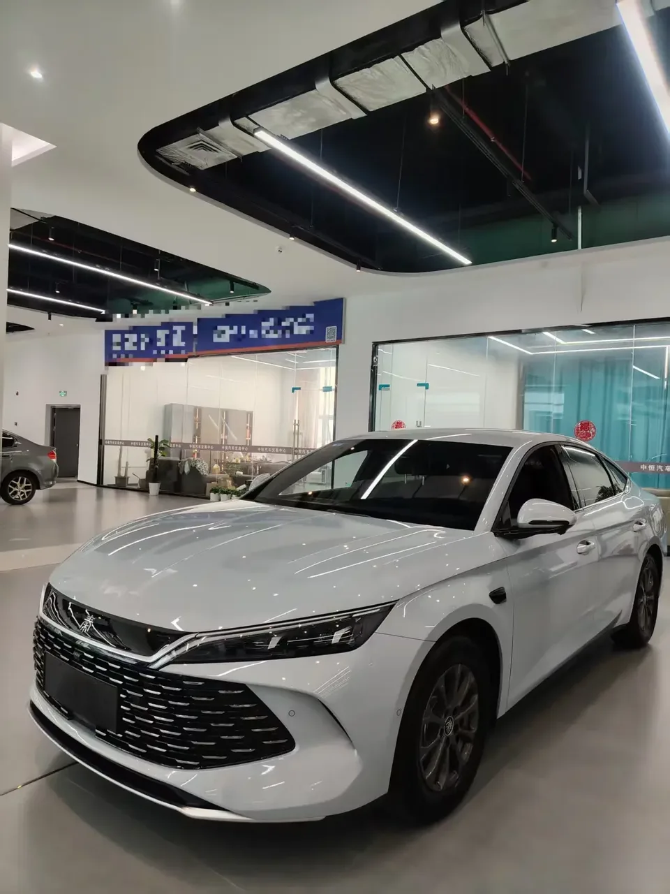 BYD Qin L DM Qin L DM 2025 Intelligent Driving Edition DM-i 80KM Leading Edition 2025 — миниатюра 5