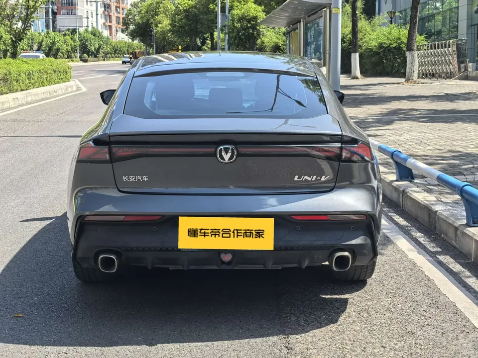 Changan UNI-V Changan UNI-V 2022 1.5T Premium 2023 — миниатюра 2