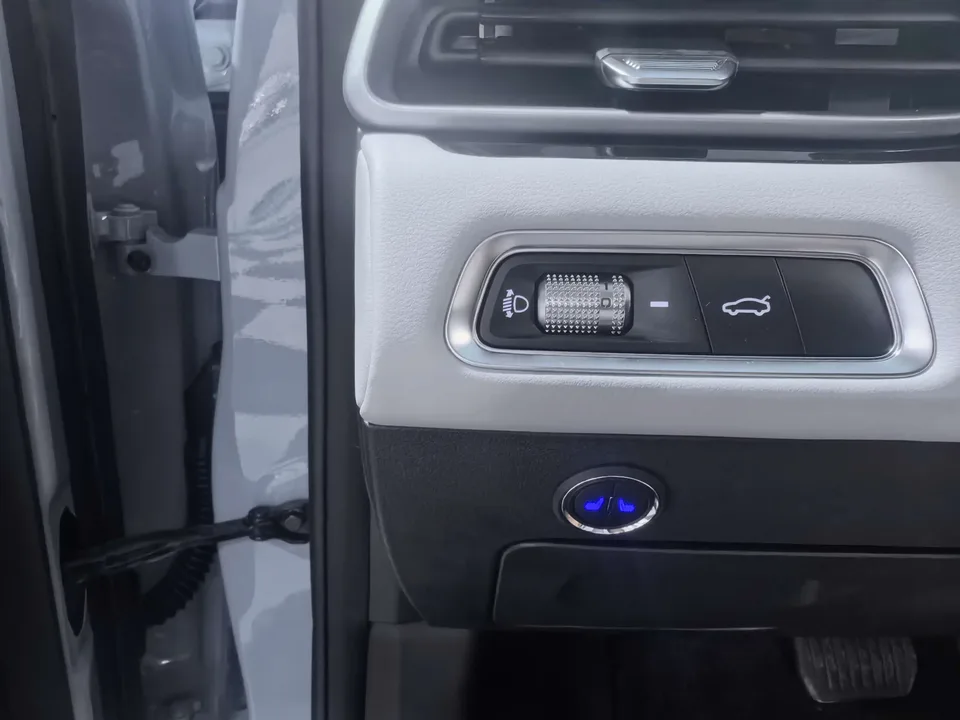 Geely Emgrand emgrand 2023 4th Generation Champion Edition 1.5L CVT Luxury 2023 — thumbnail 3