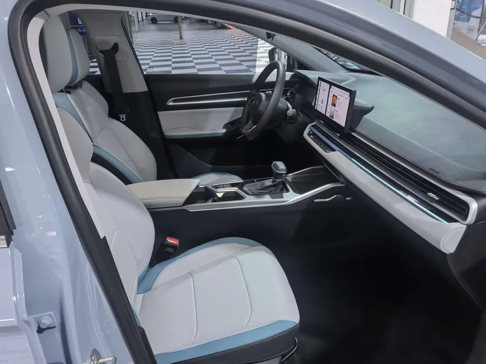 Geely Emgrand emgrand 2023 4th Generation Champion Edition 1.5L CVT Luxury 2023 — thumbnail 5