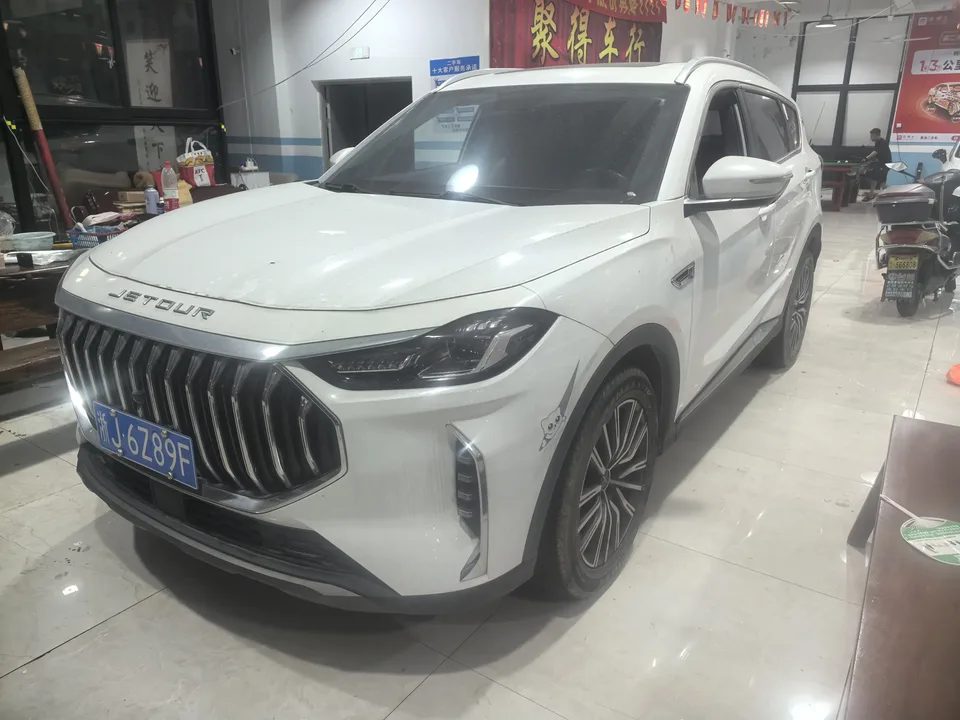 Jetour Jietu X70 PLUS Jietu X70 PLUS 2023 1.5T DCT Brave PLUS 7-seater 2023 — photo 1, buy with delivery to Moscow