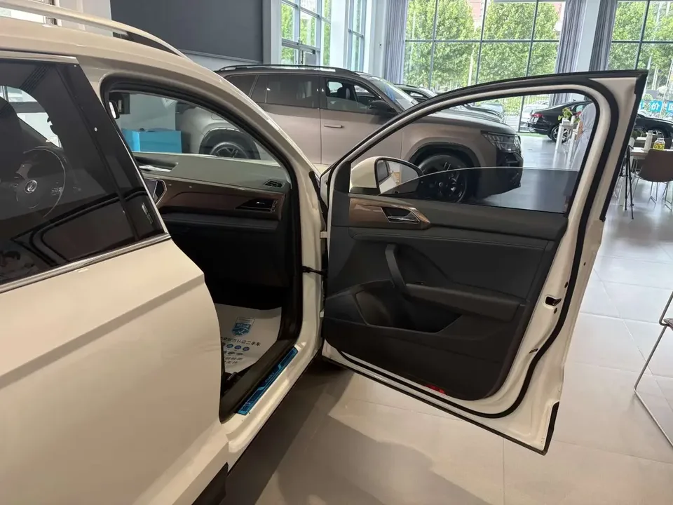 Volkswagen Tharu tuyue 2022 280TSI 2WD Deluxe Edition 2022 — thumbnail 4