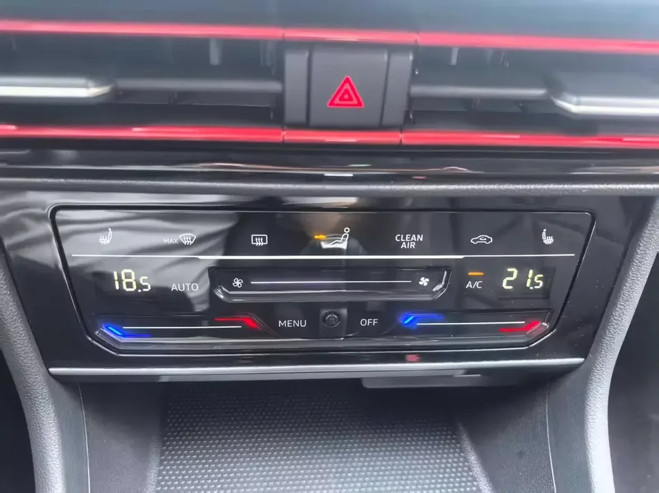Volkswagen Lavida Lavida 2024 300TSI DSG Starry Sky Leading Edition 2025 — миниатюра 3