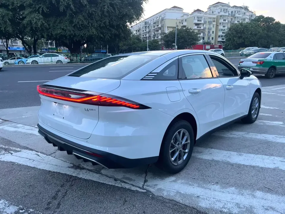 Geely Galaxy L6 Galaxy L6 2025 1.5 EM-i DHT 140KM Exploration+ Edition 2025 — thumbnail 2
