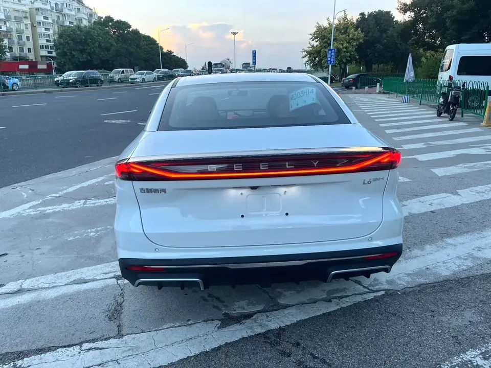 Geely Galaxy L6 Galaxy L6 2025 1.5 EM-i DHT 140KM Exploration+ Edition 2025 — thumbnail 4