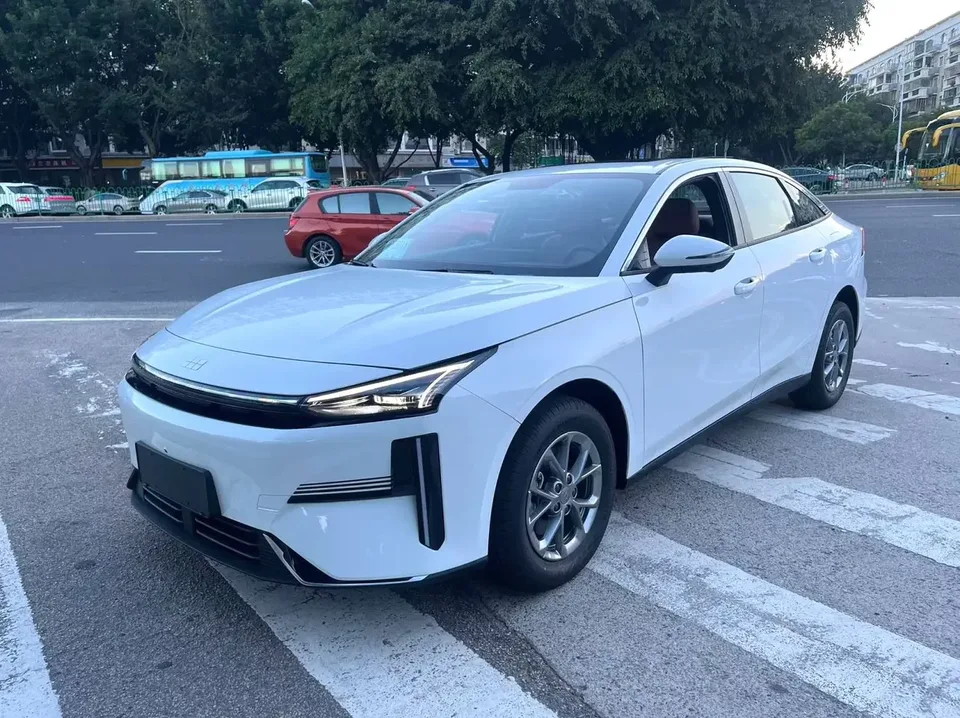 Geely Galaxy L6 Galaxy L6 2025 1.5 EM-i DHT 140KM Exploration+ Edition 2025 — photo 1, buy with delivery to Moscow