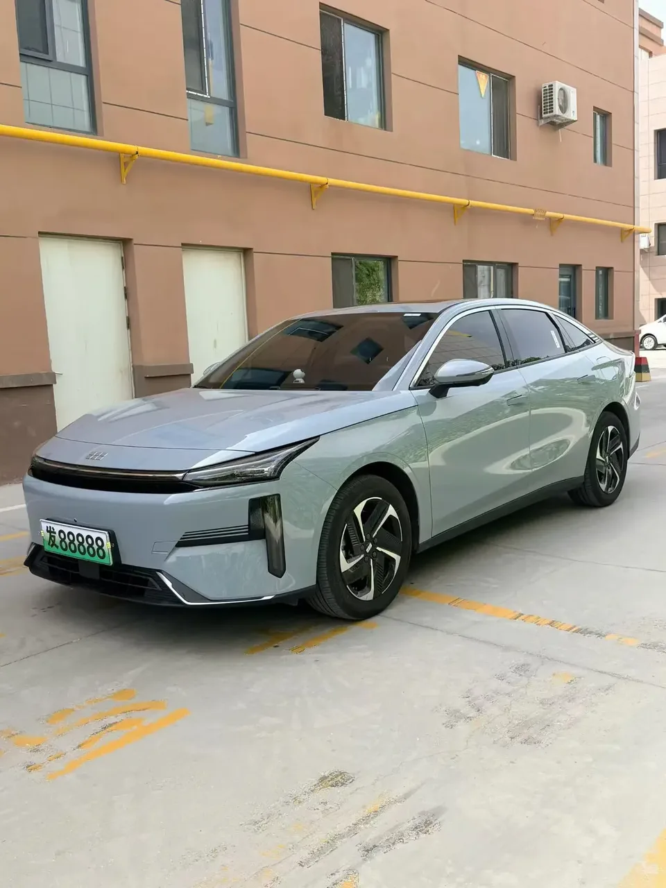 Geely Galaxy L6 Galaxy L6 2024 Longteng version 1.5T DHT 125km PLUS 2024 — photo 1, buy with delivery to Moscow
