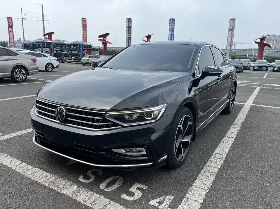 Volkswagen Magotan Magotan 2023 2 millionth anniversary edition 280TSI DSG leading model 2023 — photo 1, buy with delivery to Moscow
