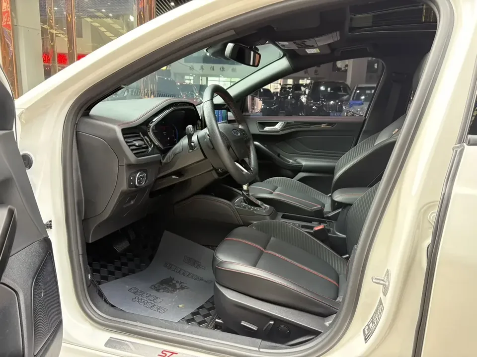 Ford Focus fox 2022 Hatchback EcoBoost 180 Automatic ST Line 2022 — thumbnail 4