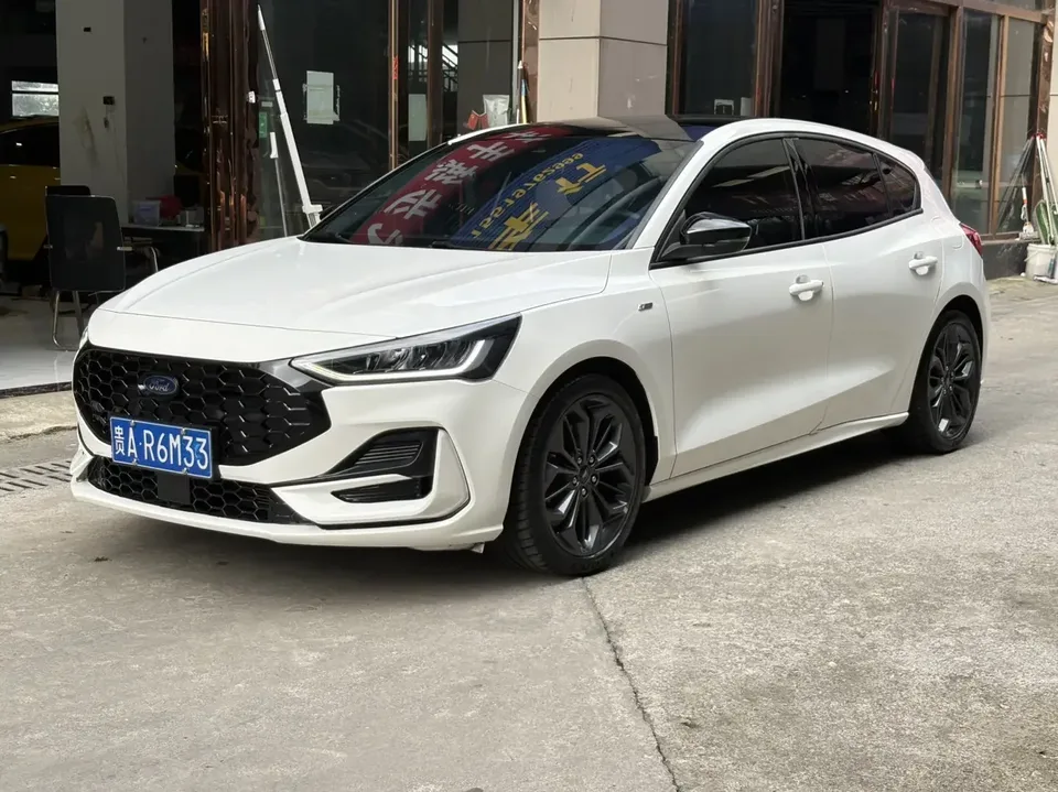 Ford Focus fox 2022 Hatchback EcoBoost 180 Automatic ST Line 2022 — photo 1, buy with delivery to Moscow