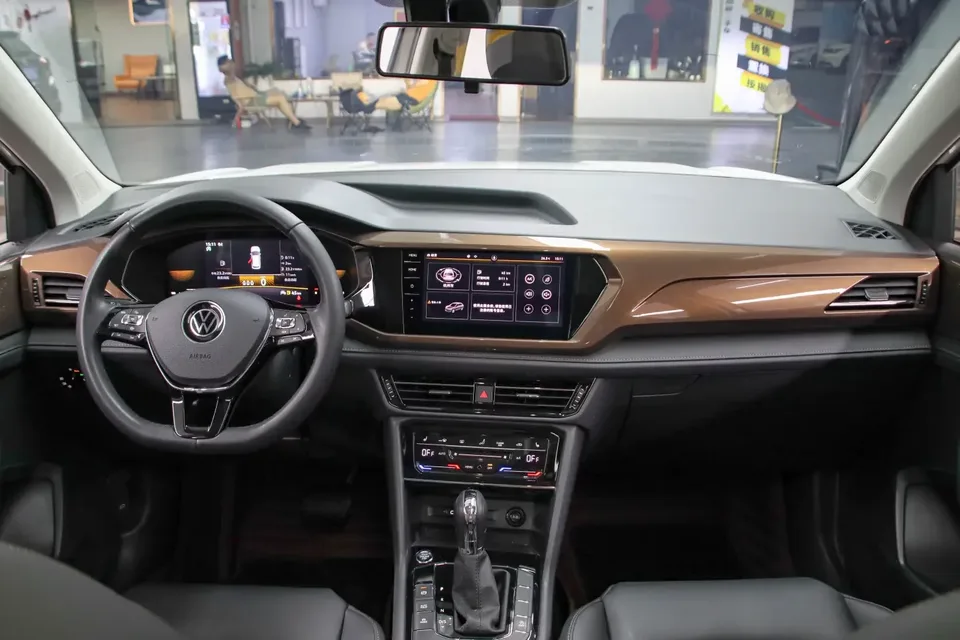 Volkswagen Tharu tuyue 2022 280TSI 2WD Deluxe Edition 2022 — thumbnail 4
