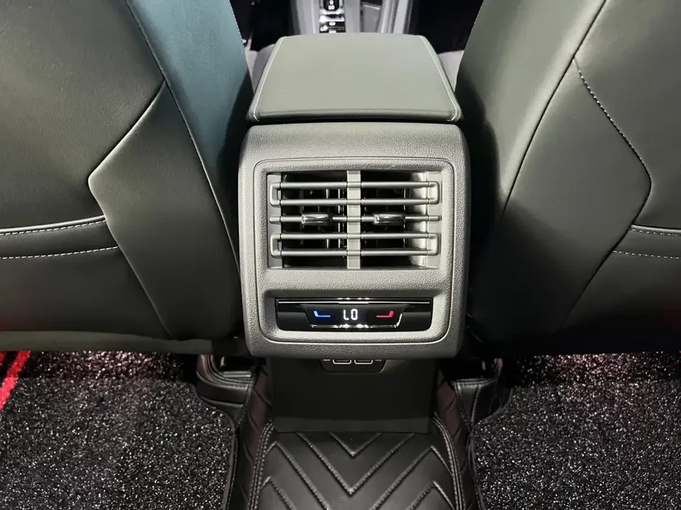 Volkswagen Golf golf 2023 280TSI DSG R-Line facelift 2024 — thumbnail 4