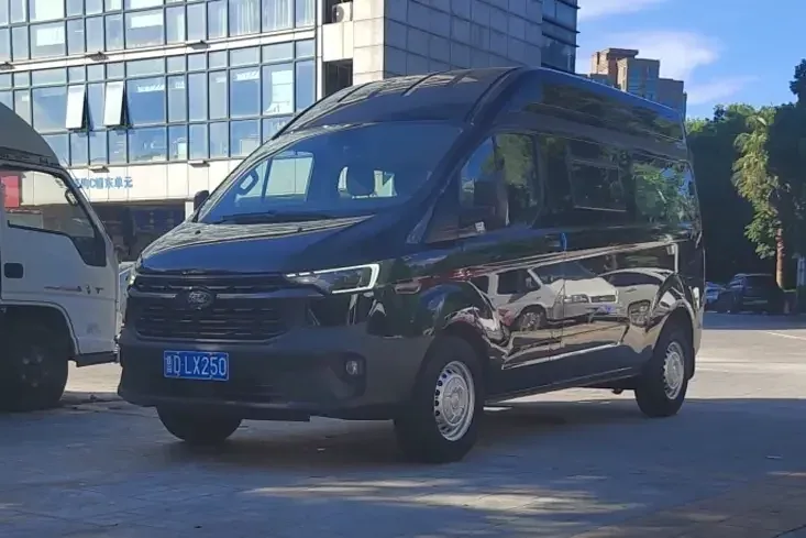 Ford Transit Transit 2023 V362 2.0T diesel automatic multi-purpose commercial vehicle center axle center roof 5/6 seats National VI 2023 — photo 1, buy with delivery to Moscow