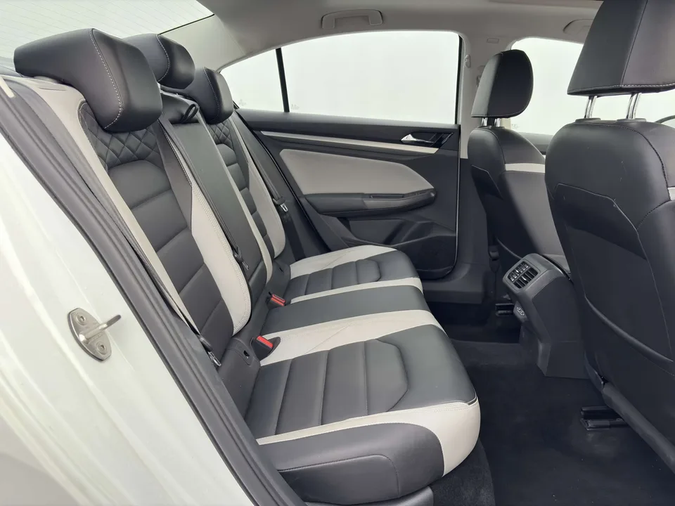 Volkswagen Bora Bora 2025 300TSI DSG Premium Edition 2024 — thumbnail 4