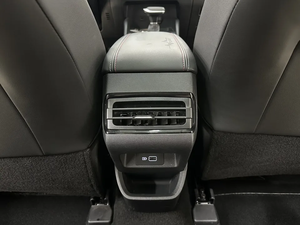 Geely Emgrand S Emgrand S 2021 1.4T CVT Premium 2022 — thumbnail 3