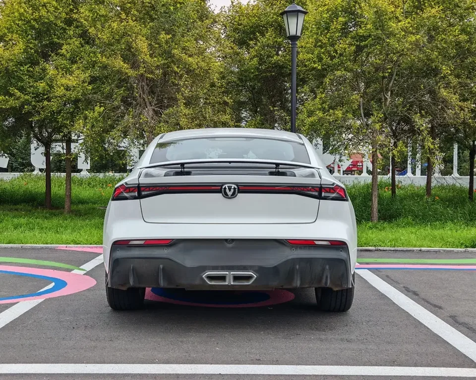 Changan UNI-V Smart Electric iDD Changan UNI-V Smart Electric iDD 2024 Blue Whale iDD 136km Smart Fun 2024 — thumbnail 2