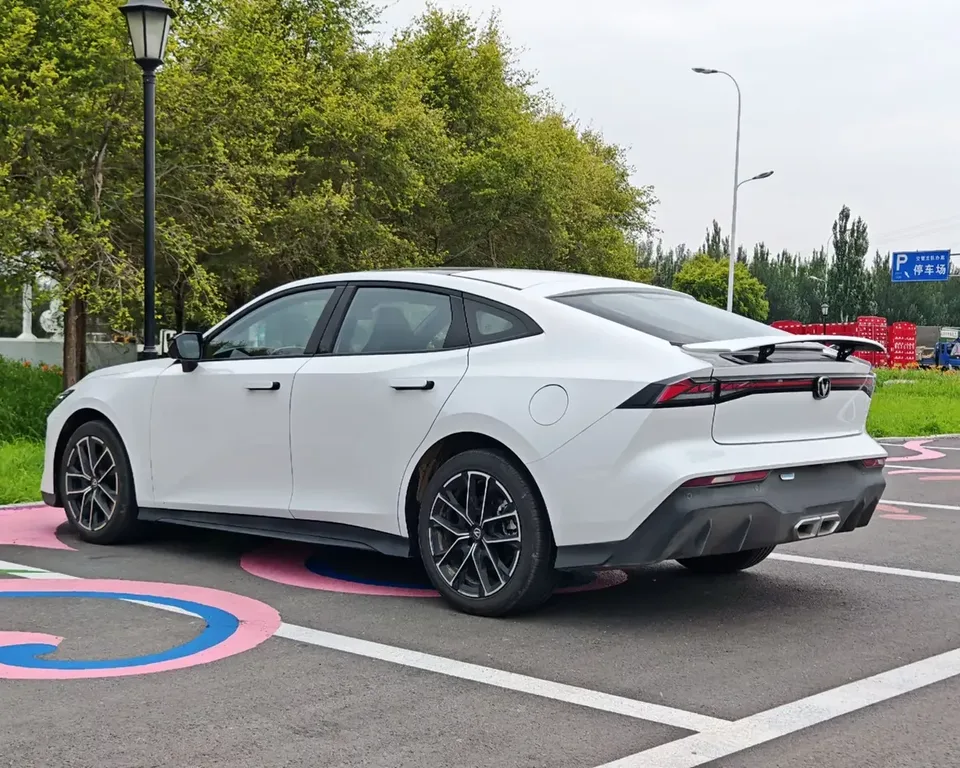 Changan UNI-V Smart Electric iDD Changan UNI-V Smart Electric iDD 2024 Blue Whale iDD 136km Smart Fun 2024 — thumbnail 4
