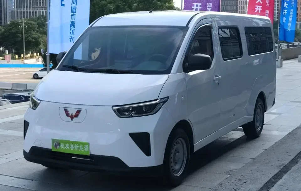 Wuling Yangguang Wuling Yangguang 2024 300km Comfortable Bus Version 75kW 2024 — photo 1, buy with delivery to Moscow