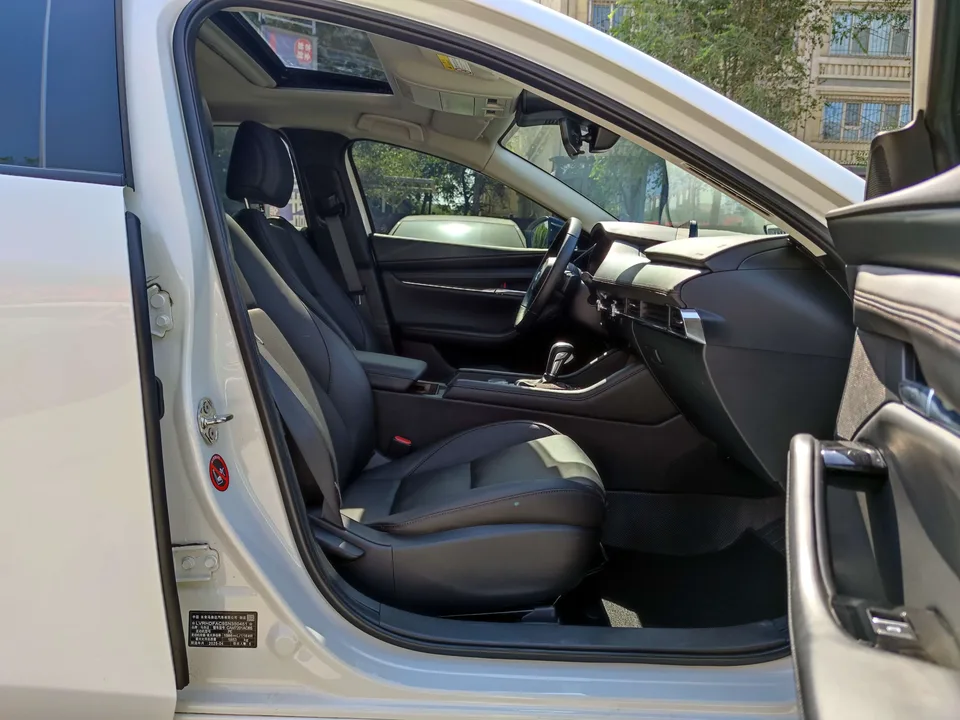 Mazda Axela Mazda3 Angkesela 2025 2.0L Automatic Premium Edition 2025 — thumbnail 4