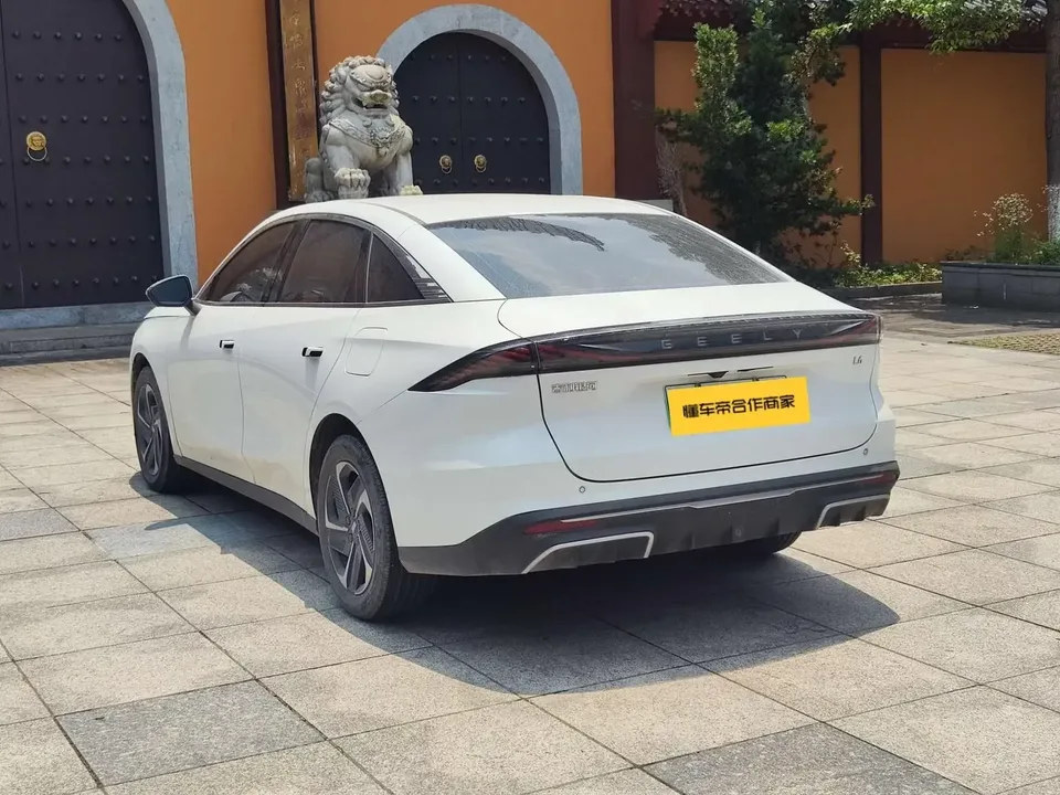 Geely Galaxy L6 Galaxy L6 2024 Longteng version 1.5T DHT 125km PLUS 2024 — thumbnail 4