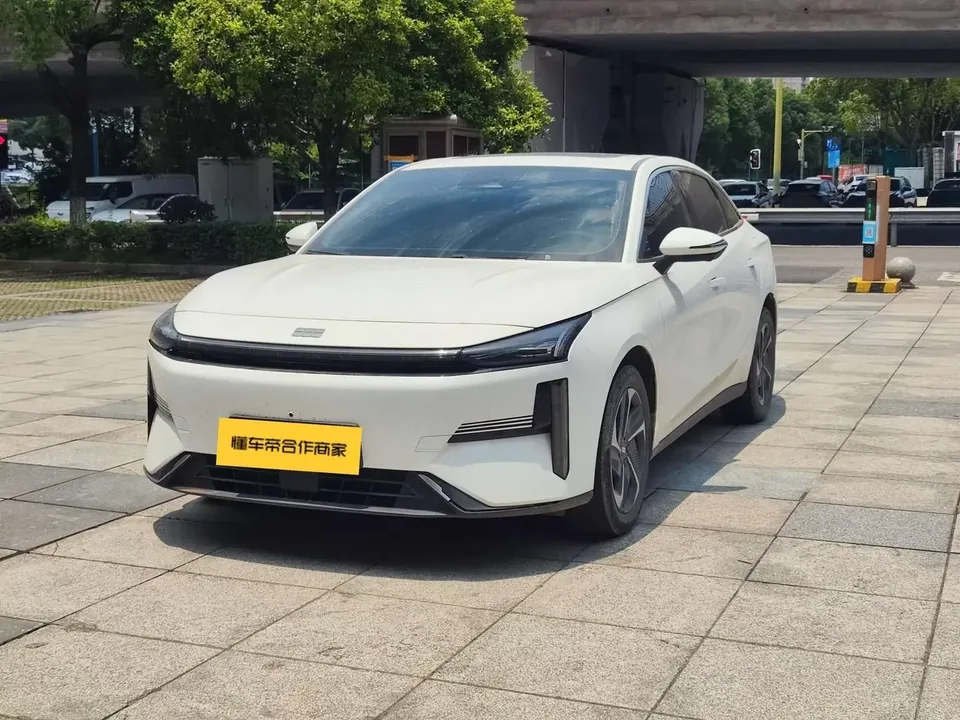 Geely Galaxy L6 Galaxy L6 2024 Longteng version 1.5T DHT 125km PLUS 2024 — photo 1, buy with delivery to Moscow
