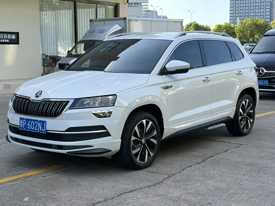 Skoda Karoq Korok 2023 TSI280 Luxury Edition 2023 — photo 1, buy with delivery to Moscow