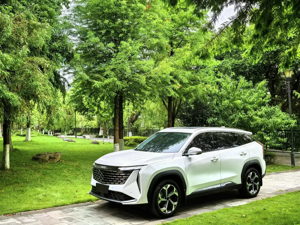 Geely Atlas L Boyue L 2023 1.5TD DCT Premium 2023 — photo 1, buy with delivery to Moscow