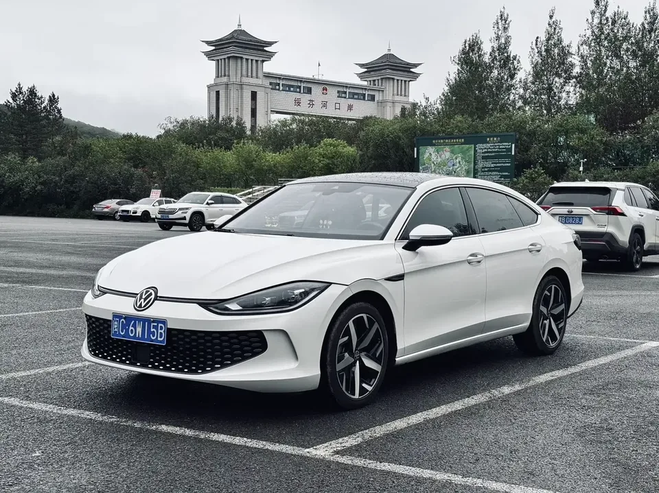 Volkswagen Lamando Lingdu 2022 Lingdu L 280TSI DSG Hot Edition 2022 — photo 1, buy with delivery to Moscow