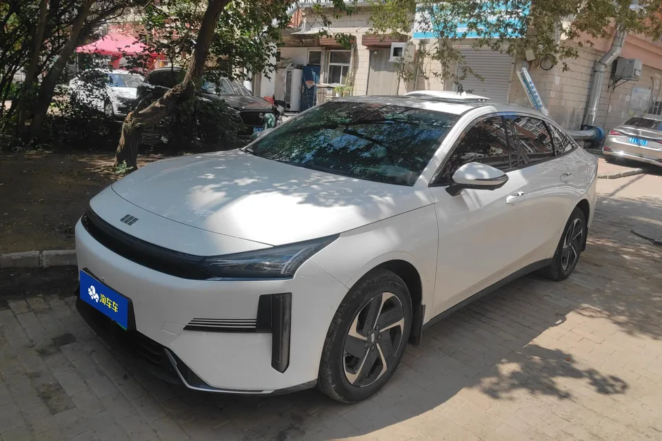 Geely Galaxy L6 Galaxy L6 2025 1.5 EM-i DHT 140KM Exploration+ Edition 2025 — photo 1, buy with delivery to Moscow