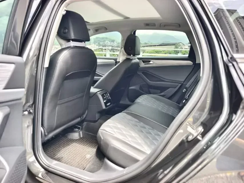 Volkswagen Sagitar Sagitar 2024 300TSI DSG Flying Edition 2024 — thumbnail 3